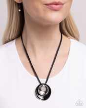 Load image into Gallery viewer, Paparazzi Duchess Disc - Black Necklace
