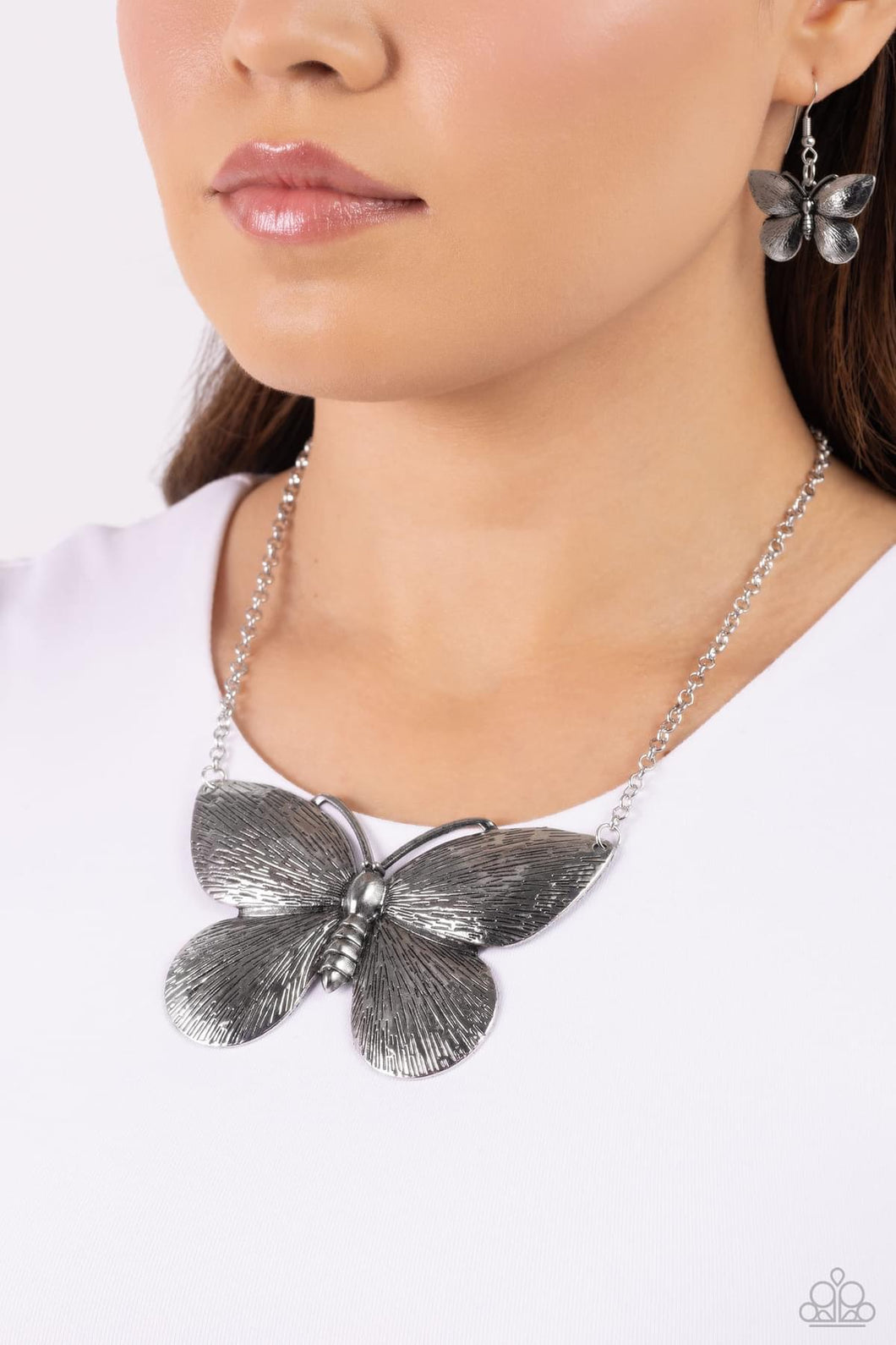 Paparazzi DRAWN to the Wind - Silver Necklace